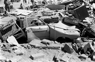 Illustration for article titled Rare and eerie photos from an early atomic bomb test